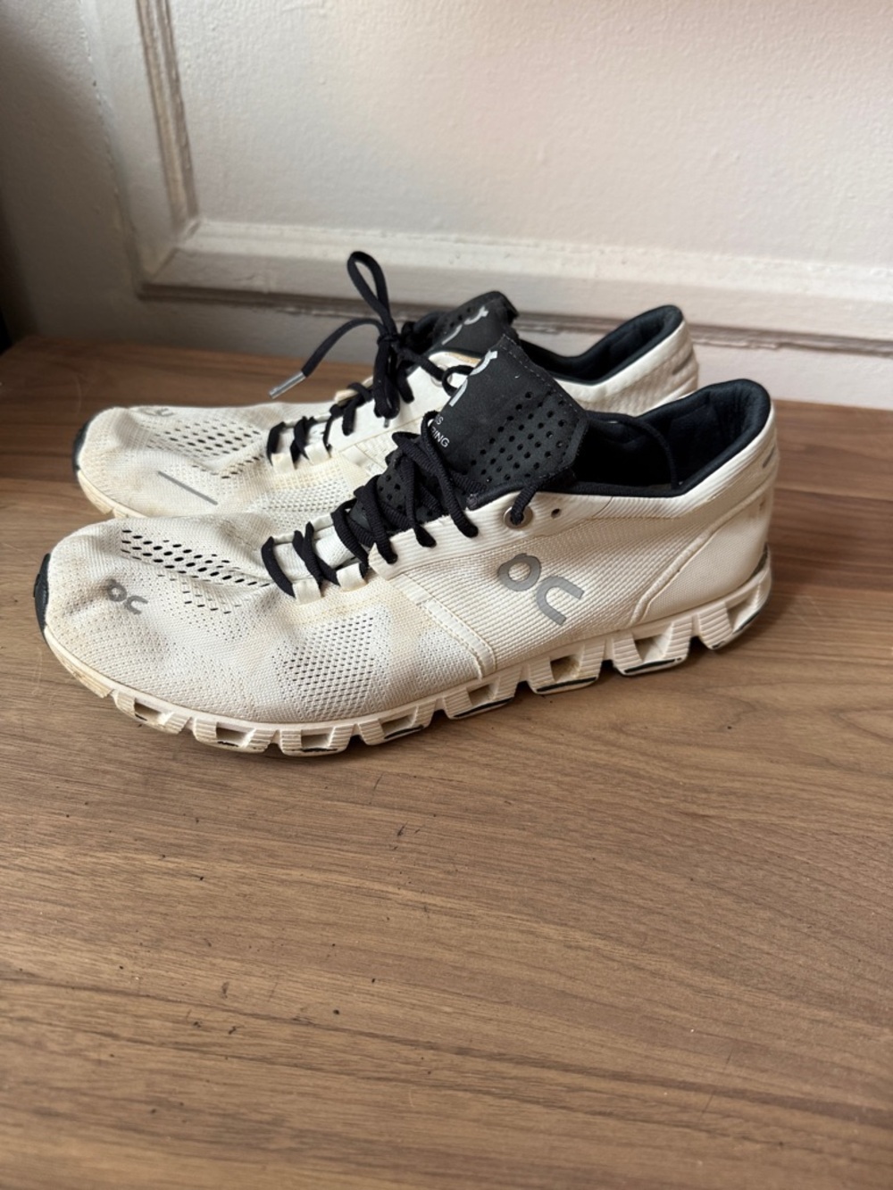 On CloudWomen Lightweight White and Black Running Shoes